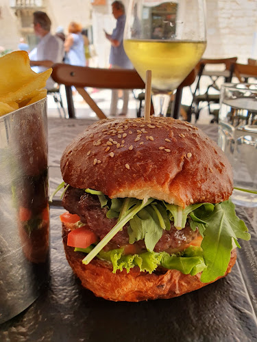 Burger i čaša vina