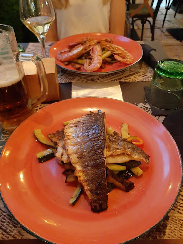 Riblje jelo na stolu u Bistro Aquarelle